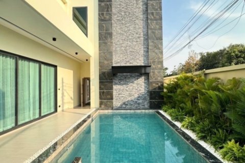 Casa de 4 dormitorios en Pattaya, Tailandia № 126739 - foto 3