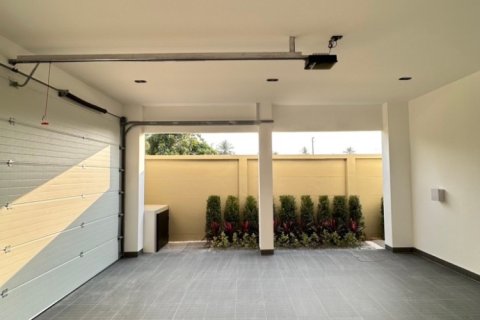 Casa de 4 dormitorios en Pattaya, Tailandia № 126739 - foto 12