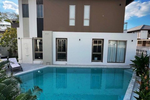 Chalet de 4 dormitorios en Pattaya, Tailandia № 173955