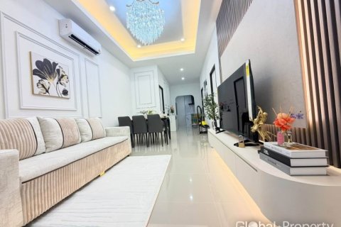 Casa de 3 dormitorios en Pattaya, Tailandia № 255061 - foto 9
