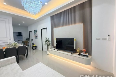 Casa de 3 dormitorios en Pattaya, Tailandia № 255061 - foto 10