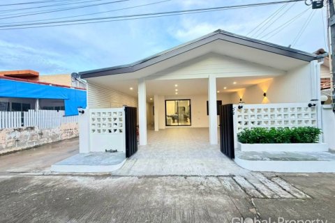 Casa de 3 dormitorios en Pattaya, Tailandia № 255061 - foto 2