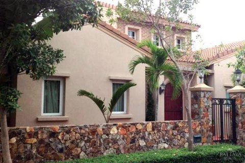 Casa de 3 dormitorios en Pattaya, Tailandia № 243328