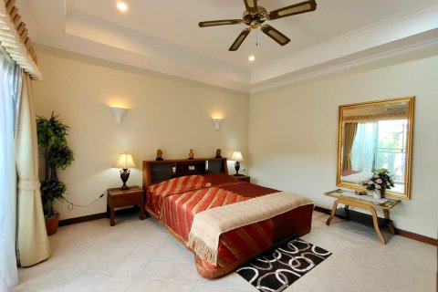 Casa de 4 dormitorios en Jomtien Beach, Pattaya, Tailandia № 243227 - foto 15