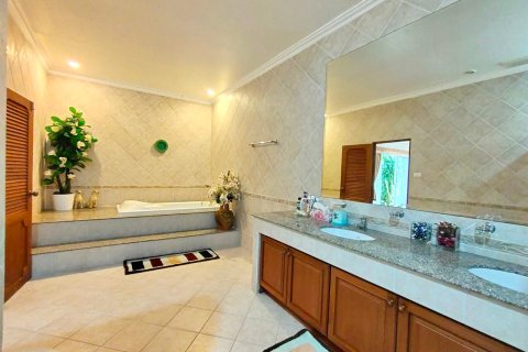Casa de 4 dormitorios en Jomtien Beach, Pattaya, Tailandia № 243227 - foto 14