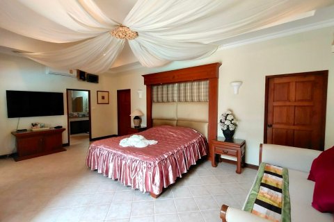 Casa de 4 dormitorios en Jomtien Beach, Pattaya, Tailandia № 243227 - foto 4