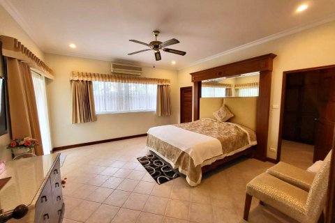 Casa de 4 dormitorios en Jomtien Beach, Pattaya, Tailandia № 243227 - foto 30