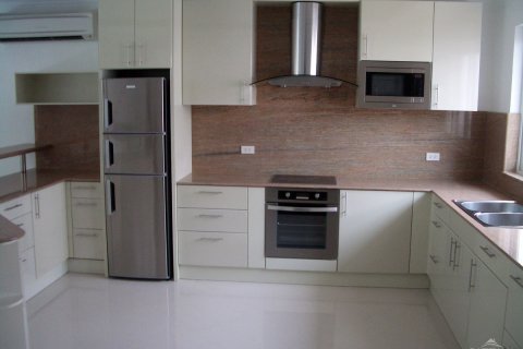 Casa de 4 dormitorios en Pattaya, Tailandia № 243239