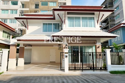 Casa de 4 dormitorios en Pattaya, Tailandia № 250593