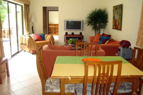 Casa de 2 dormitorios en Jomtien Beach, Pattaya, Tailandia № 243071 - foto 17