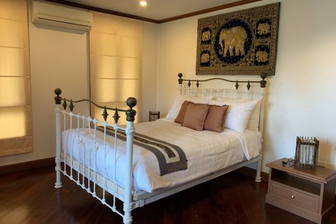 Casa de 4 dormitorios en Bang Tao, Tailandia № 125601 - foto 15