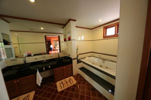 Casa de 4 dormitorios en Bang Tao, Tailandia № 125601 - foto 11