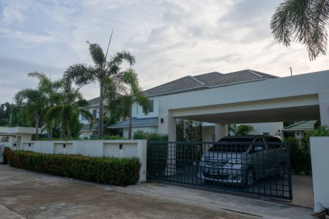 House in Pattaya, Thailand 4 bedrooms № 243193 - photo 4