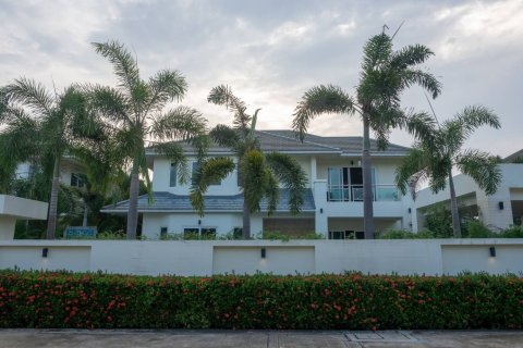 House in Pattaya, Thailand 4 bedrooms № 243193 - photo 3