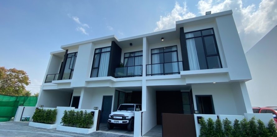 Casa de 4 dormitorios en Pattaya, Tailandia № 163965