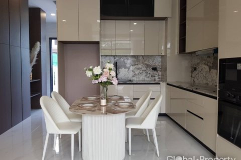Casa de 4 dormitorios en Pattaya, Tailandia № 163965 - foto 11