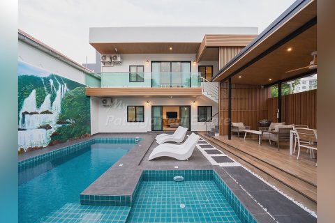House in Chonburi, Thailand 5 bedrooms № 250731