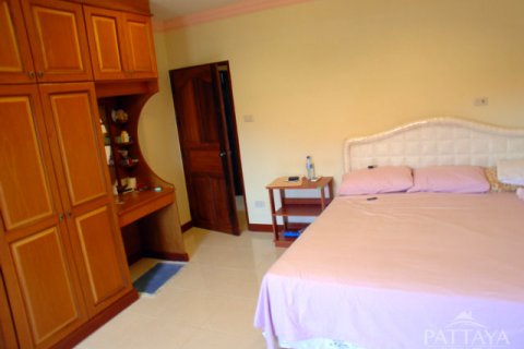 Casa de 4 dormitorios en Pattaya, Tailandia № 243079 - foto 13