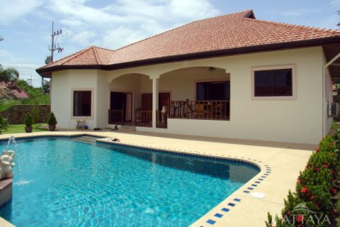 Casa de 4 dormitorios en Pattaya, Tailandia № 243079 - foto 3