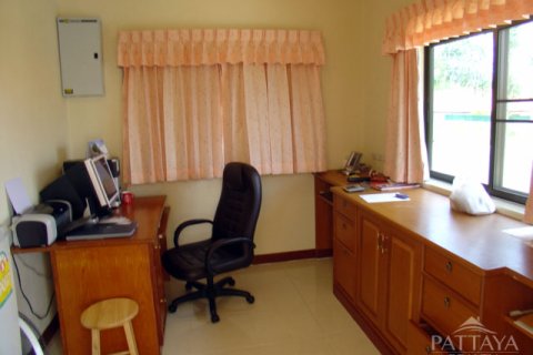 Casa de 4 dormitorios en Pattaya, Tailandia № 243079 - foto 4