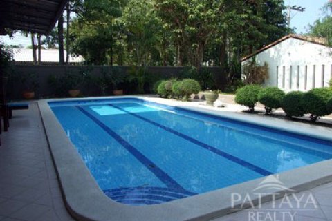 Casa de 4 dormitorios en Pattaya, Tailandia № 243080