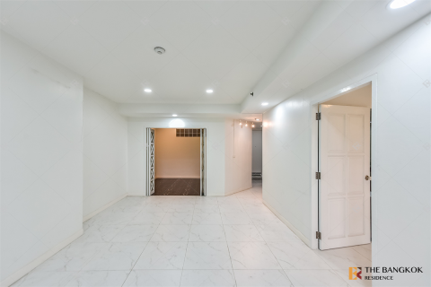 Condo in Bangkok, Thailand, 2 bedrooms  № 241642 - photo 9