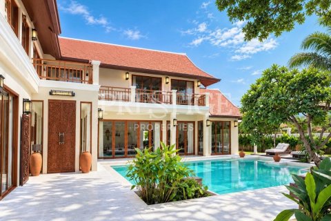 House in Pattaya, Thailand 5 bedrooms № 197614