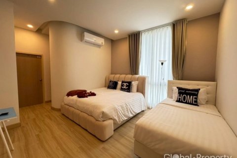 Casa de 5 dormitorios en Jomtien Beach, Pattaya, Tailandia № 134420 - foto 25