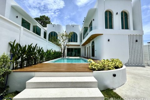 Casa de 5 dormitorios en Jomtien Beach, Pattaya, Tailandia № 134420 - foto 2