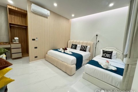 Casa de 5 dormitorios en Jomtien Beach, Pattaya, Tailandia № 134420 - foto 16