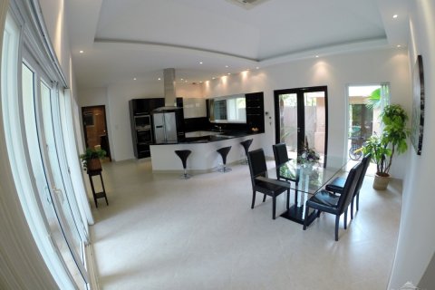 Casa de 3 dormitorios en Pattaya, Tailandia № 243360 - foto 9