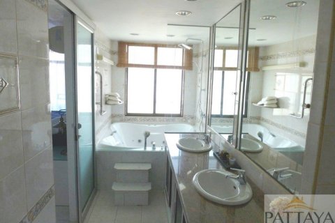 Condo in Pattaya, Thailand, 2 bedrooms  № 242411 - photo 7