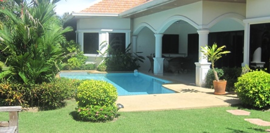 Casa de 3 dormitorios en Jomtien Beach, Pattaya, Tailandia № 243307