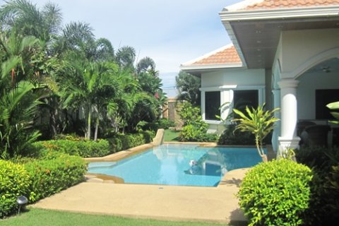 Casa de 3 dormitorios en Jomtien Beach, Pattaya, Tailandia № 243307 - foto 2