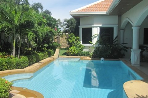Casa de 3 dormitorios en Jomtien Beach, Pattaya, Tailandia № 243307 - foto 25