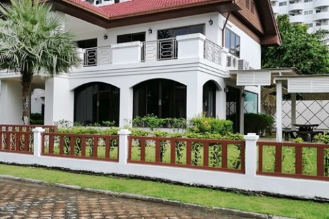 Casa de 3 dormitorios en Pattaya, Tailandia № 243142