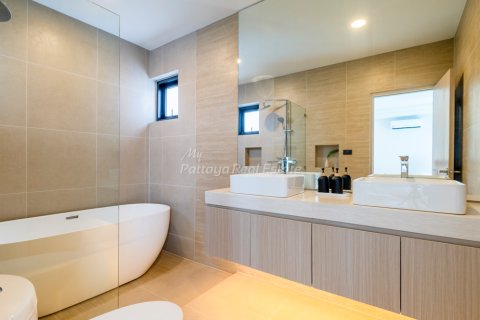 House in Pattaya, Thailand 4 bedrooms № 255098 - photo 25