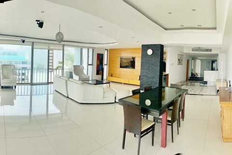 Condo on Jomtien Beach, Pattaya, Thailand, 4 bedrooms № 242567 - photo 1