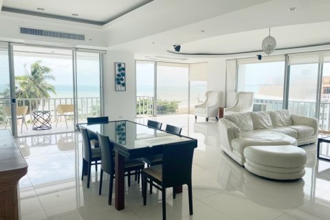Condo on Jomtien Beach, Pattaya, Thailand, 4 bedrooms № 242567 - photo 9