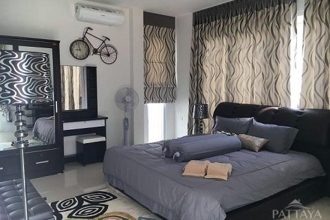 Casa de 4 dormitorios en Pattaya, Tailandia № 243131 - foto 13