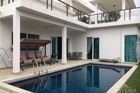 Casa de 4 dormitorios en Pattaya, Tailandia № 243131