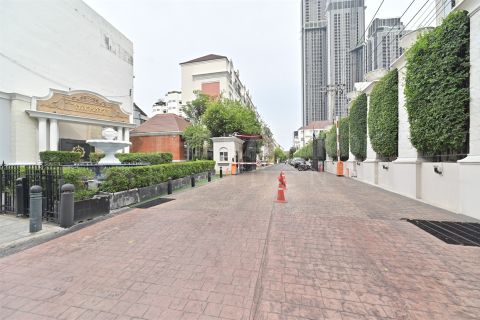 Adosado de 4 dormitorios en Bangkok, Tailandia № 190473 - foto 8