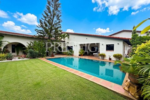 Casa de 4 dormitorios en Pattaya, Tailandia № 249990