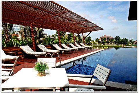 Casa de 3 dormitorios en Pattaya, Tailandia № 243289
