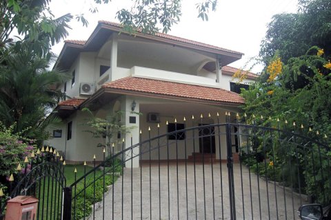 Casa de 3 dormitorios en Pattaya, Tailandia № 243282