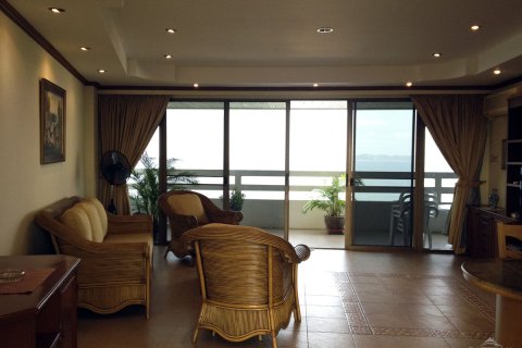 Condo on Jomtien Beach, Pattaya, Thailand, 1 bedroom № 242403 - photo 2