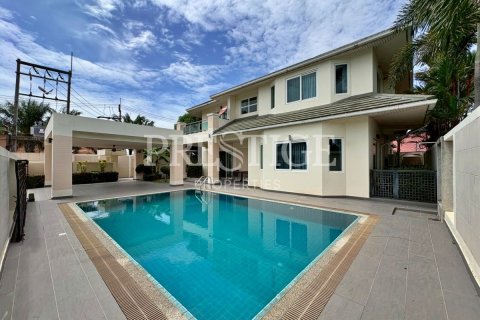 Casa de 4 dormitorios en Pattaya, Tailandia № 250054