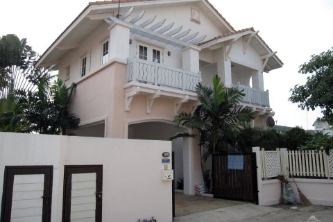 Casa de 3 dormitorios en Jomtien Beach, Pattaya, Tailandia № 243327