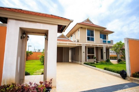 Casa de 4 dormitorios en Pattaya, Tailandia № 243126