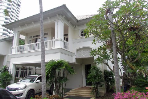 Casa de 3 dormitorios en Pattaya, Tailandia № 243139